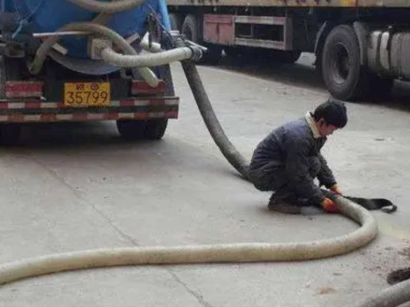 昆明环城路一带清理化粪池 高压车清洗市政管道疏通